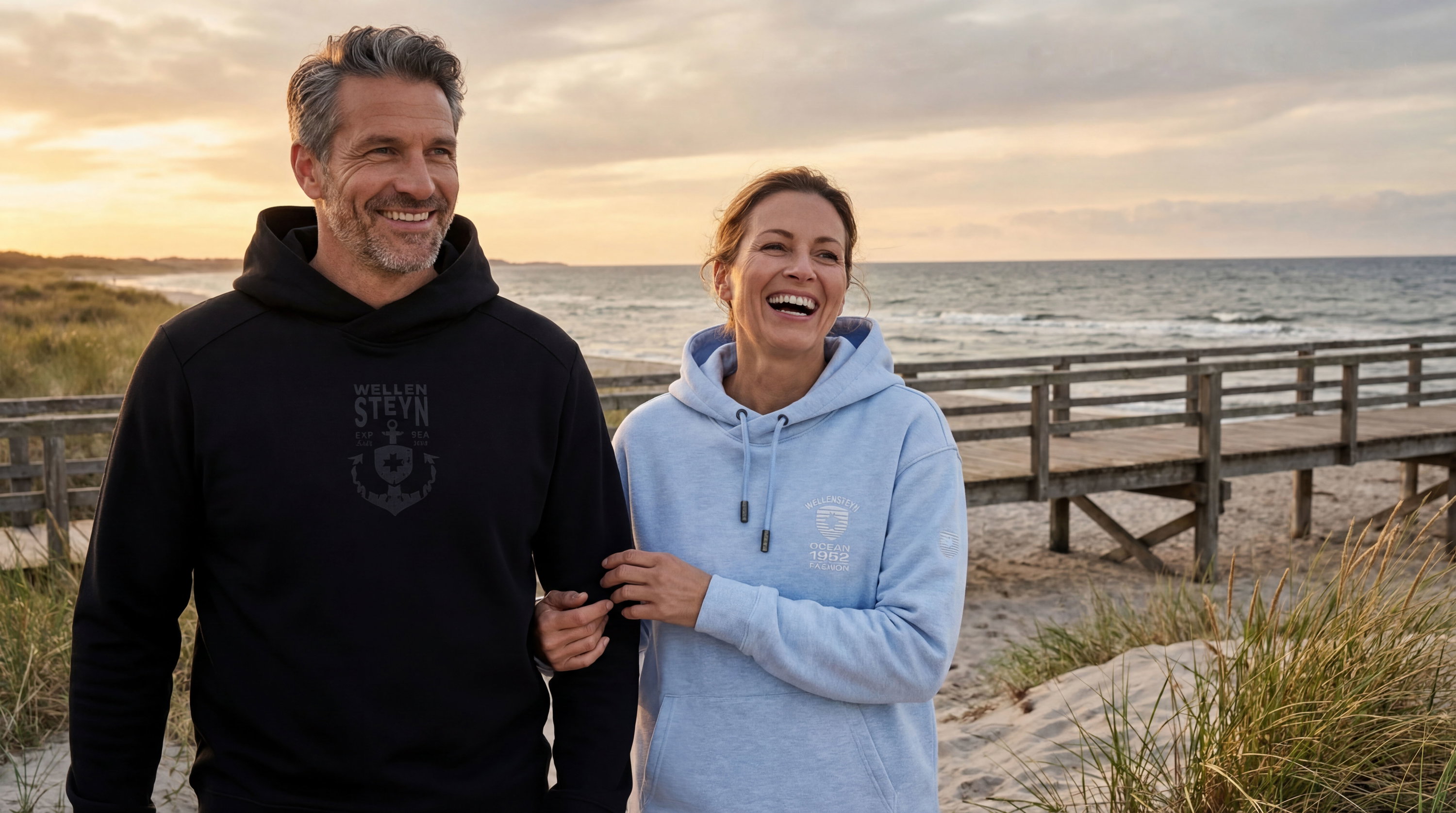 Paar am Strand mit Wellensteyn Hoodies