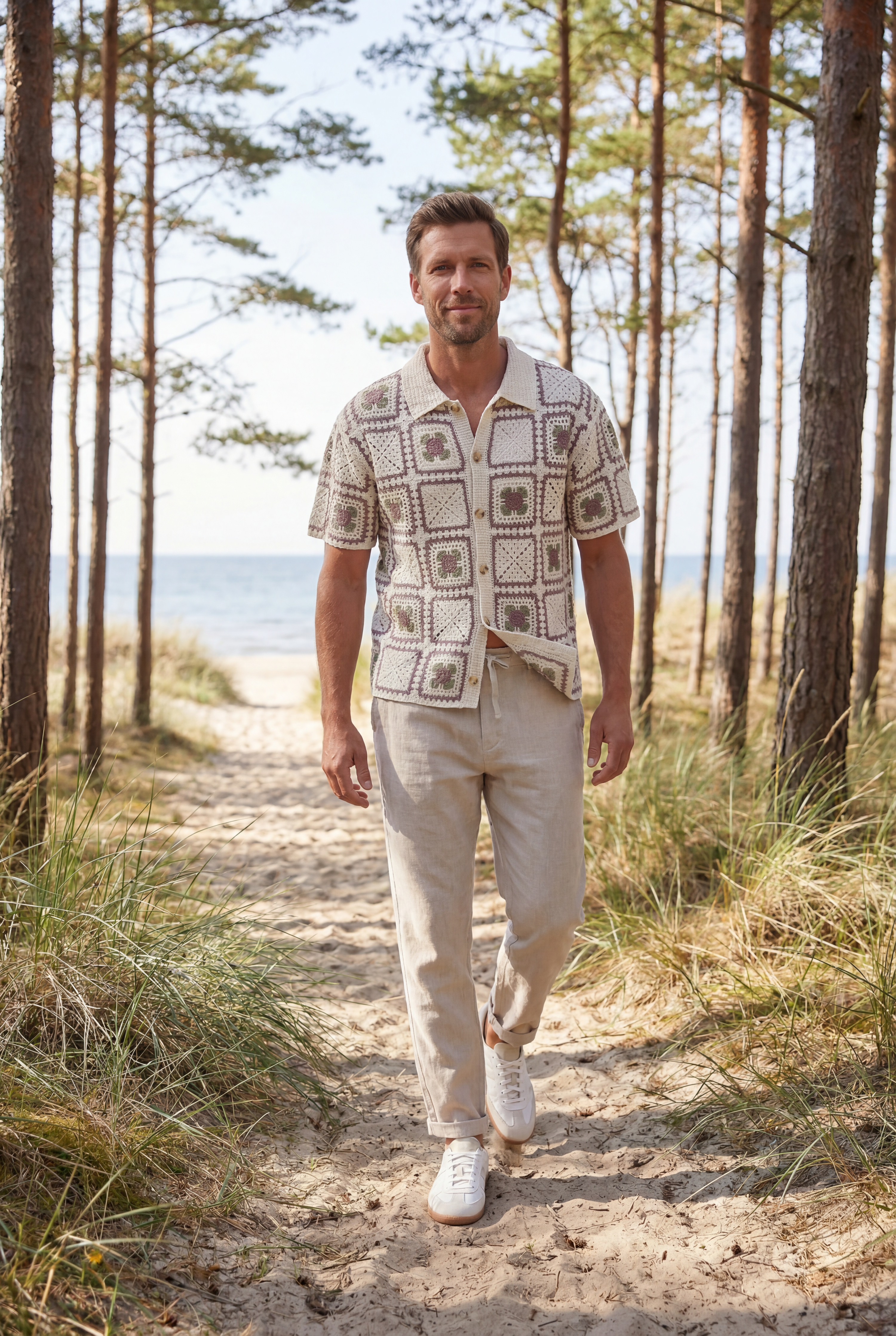 Herren Fashion Trend Häkel-Polo von Drykorn mit beiger Hose in den Dünen - Sommermode Pier 14