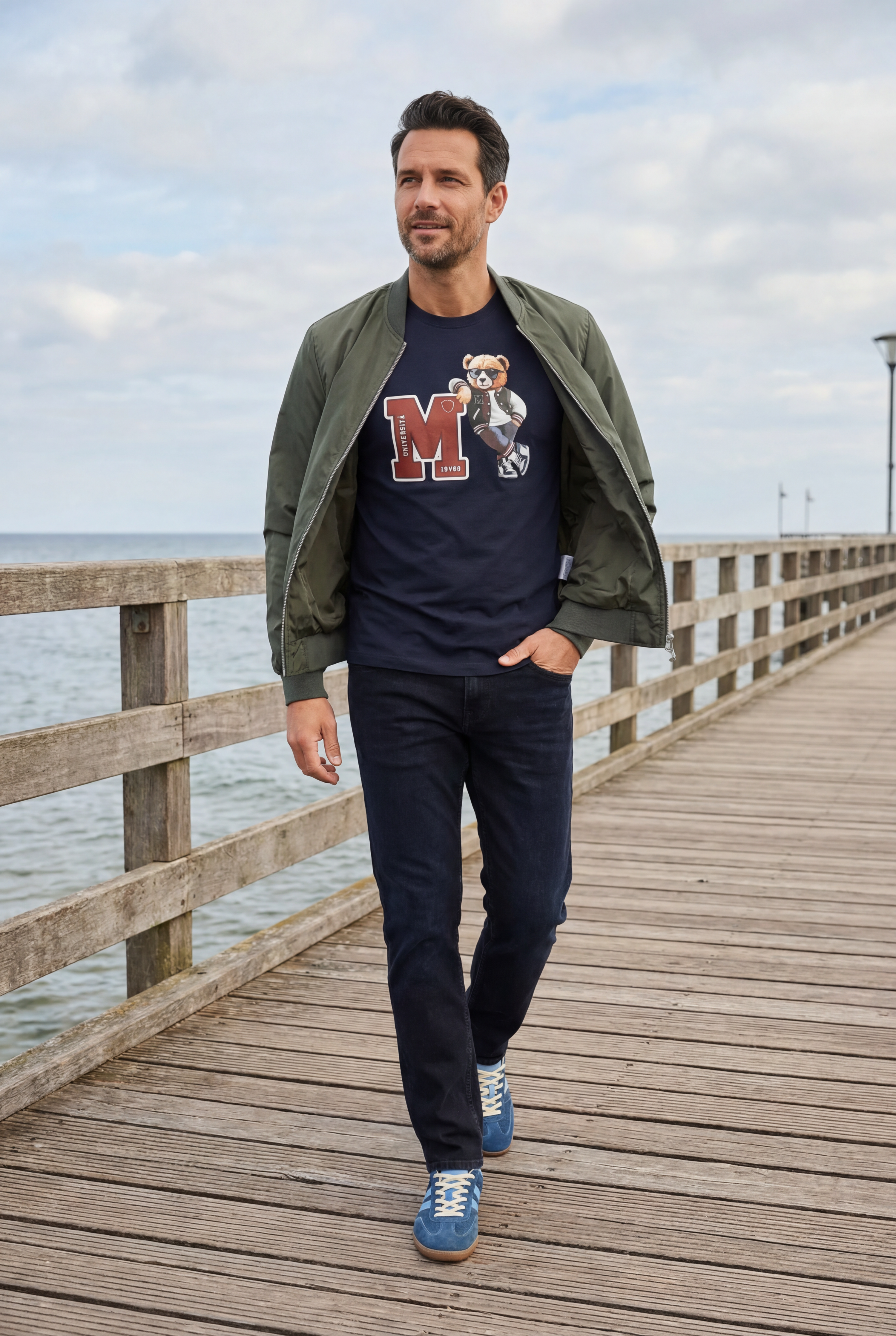 Mann auf Seebrücke mit 19V69 Italia Bären-Shirt — Pier 14