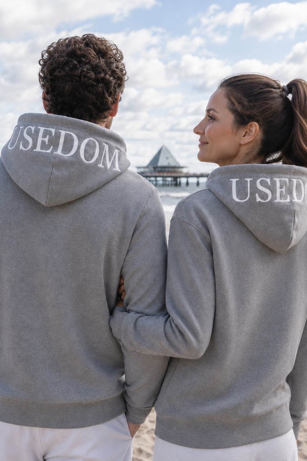 Paar im Unisex Usedom Hoodie von Marc O’Polo in Heringsdorf