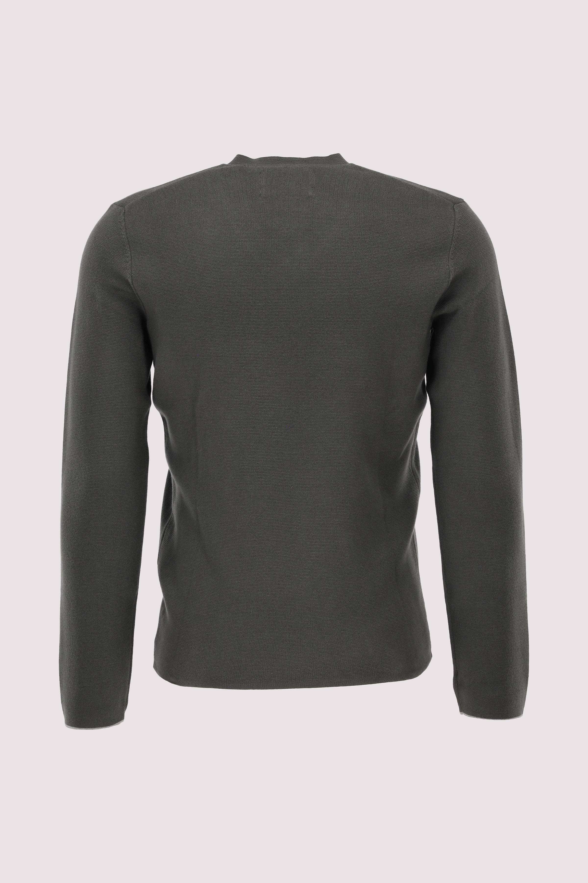 V-Neck with contrast tippings,