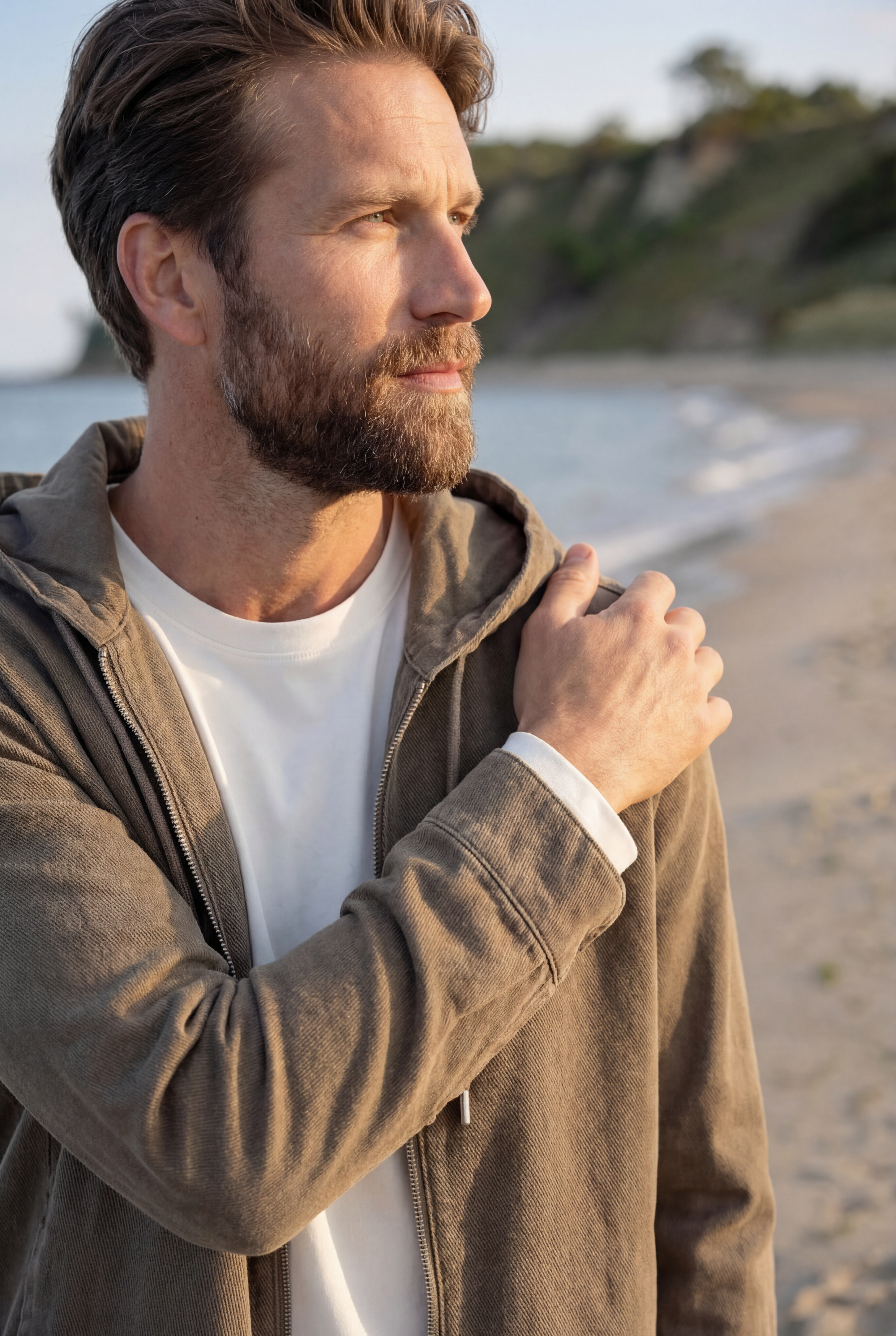 Entspannter Herren Frühlingslook von Marc O'Polo mit hellem Pullover und braunem Overshirt