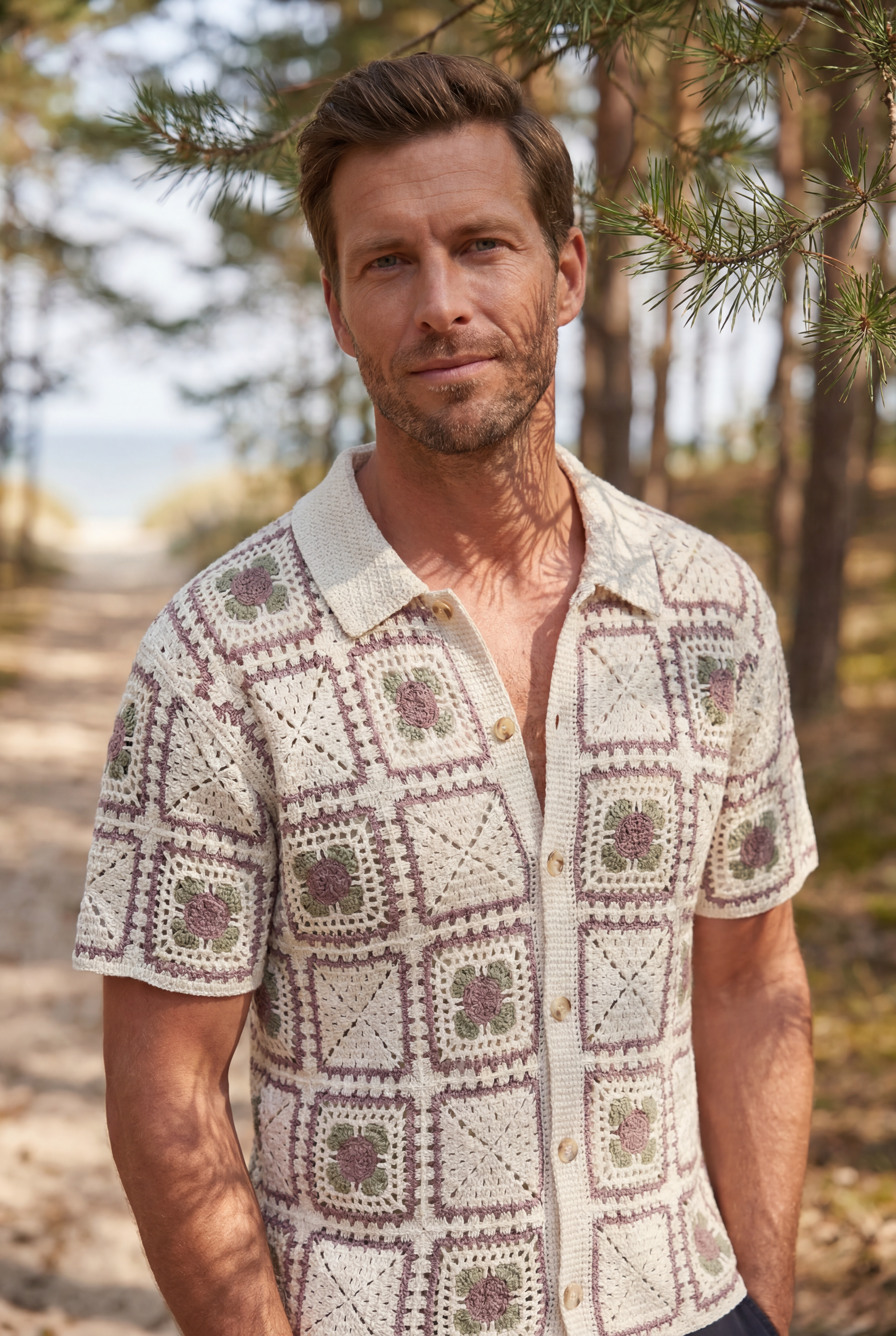 Herren Fashion Trend Häkel-Polo von Drykorn mit beiger Hose in den Dünen - Sommermode Pier 14