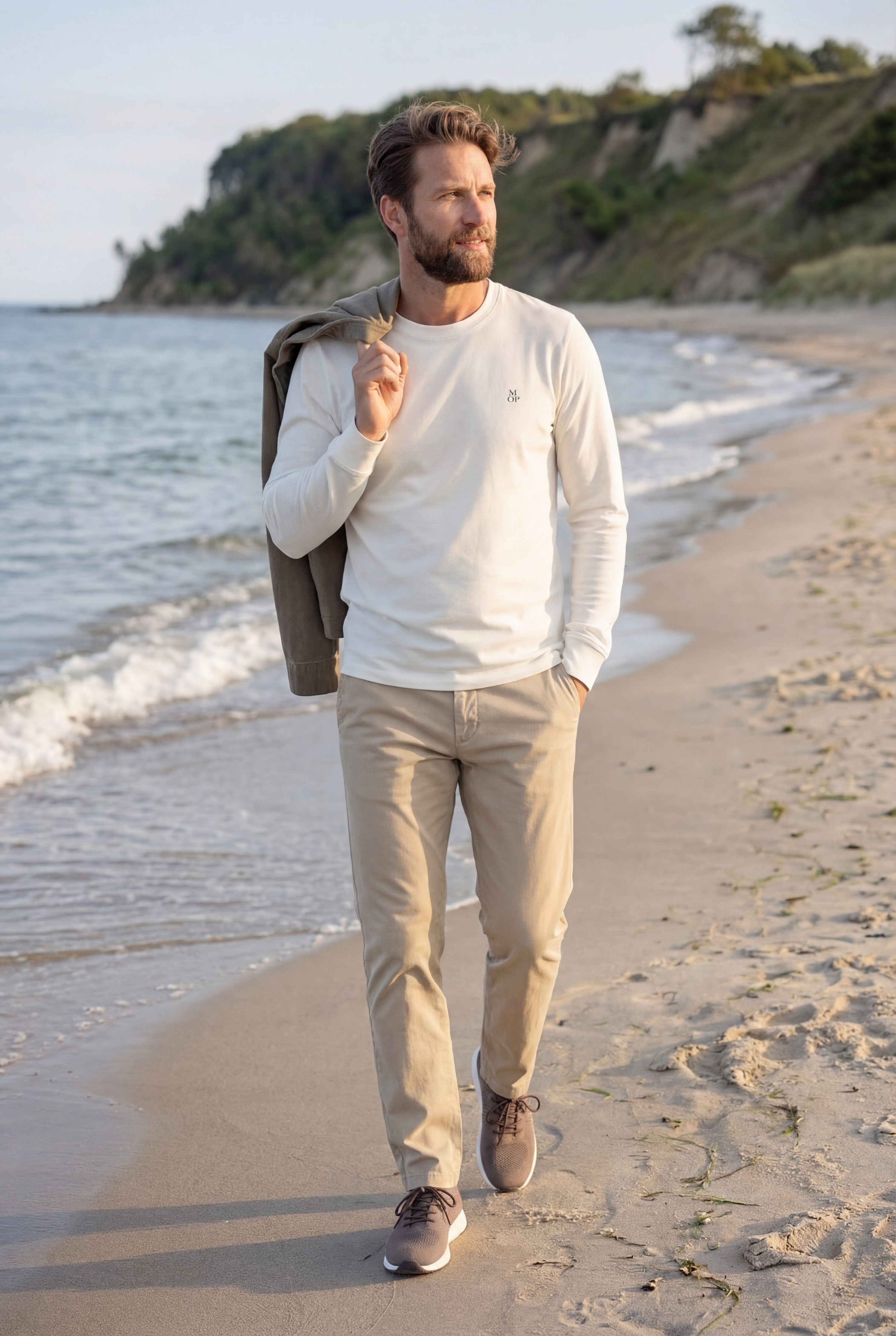 Entspannter Herren Frühlingslook von Marc O'Polo mit hellem Pullover und beiger Chino am Meer - Pier 14