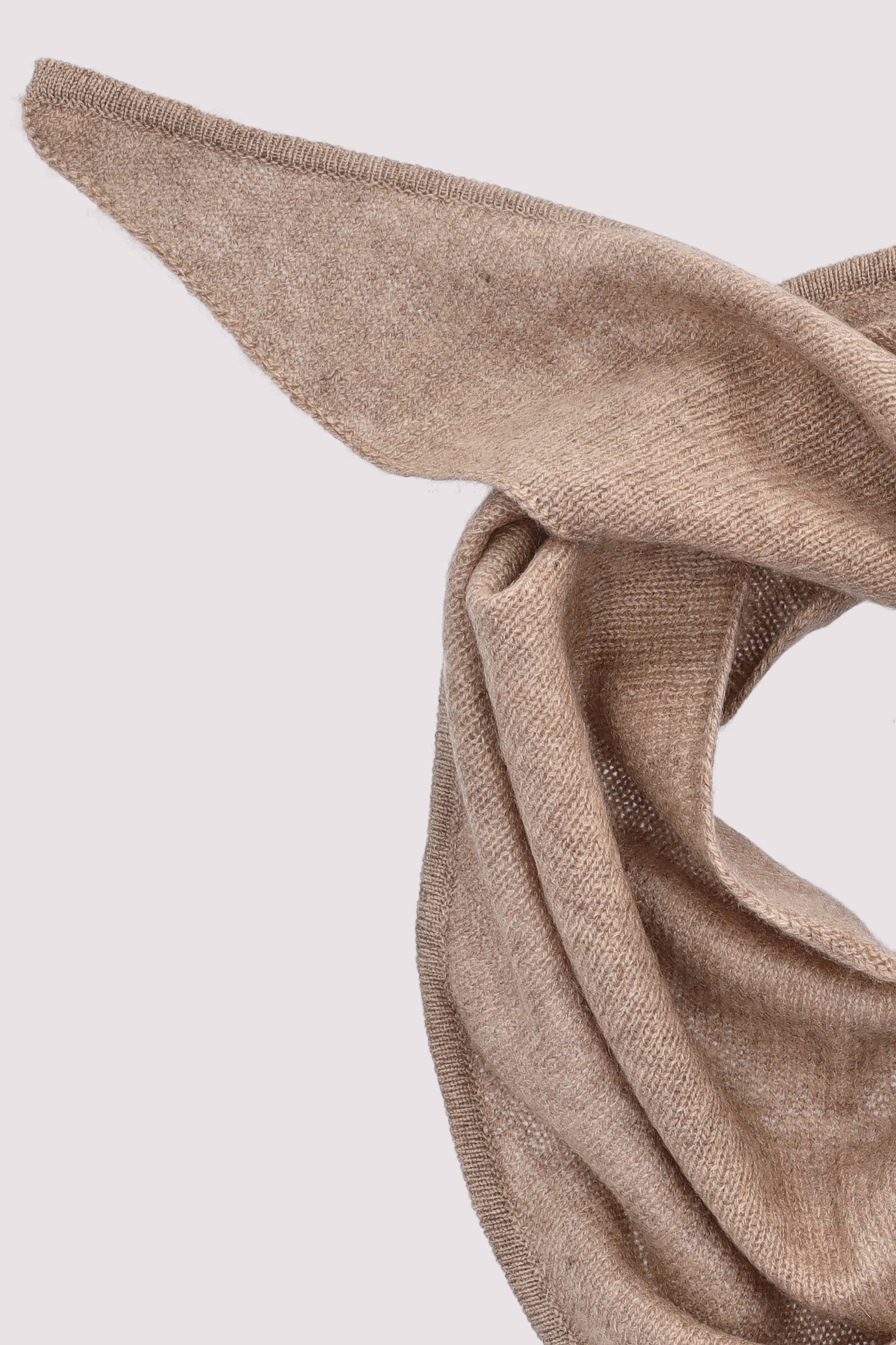Taupe Schal von Pontia – zeitlos