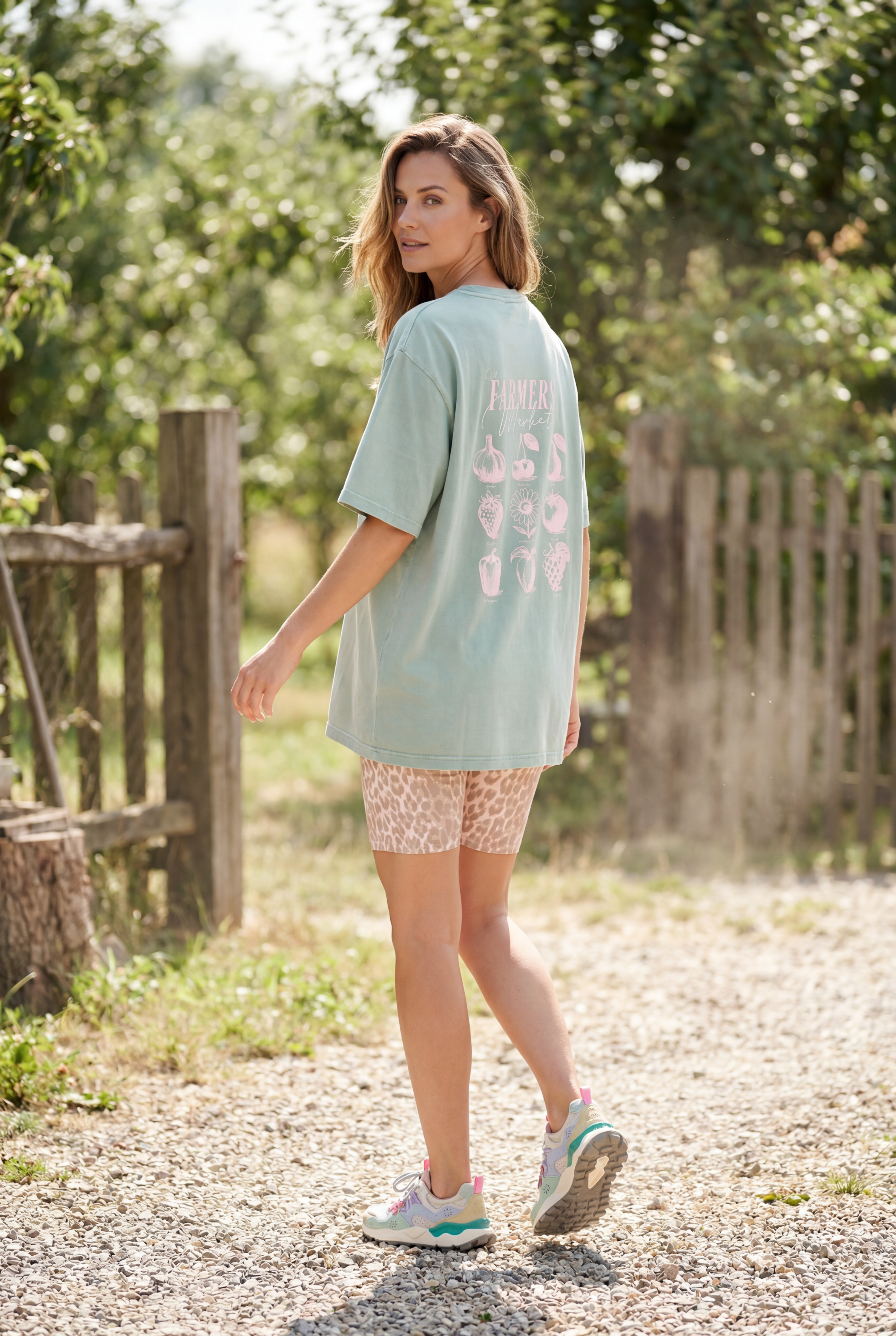 Frau mit Leo-Radlerhose von Oh April und salbei T-Shirt mit Farm Motiv