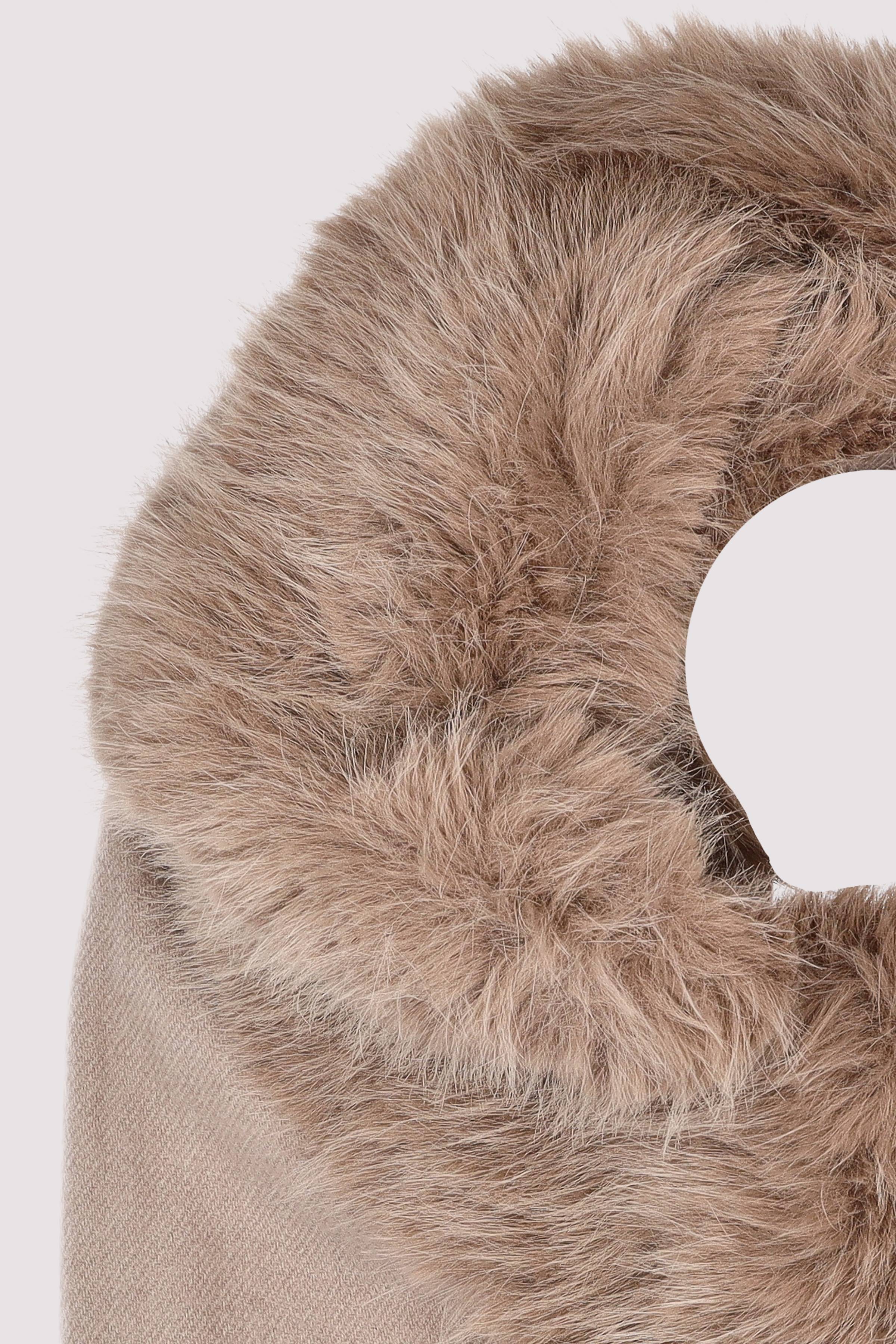 Cape in Mocha Latte mit weichem Fall