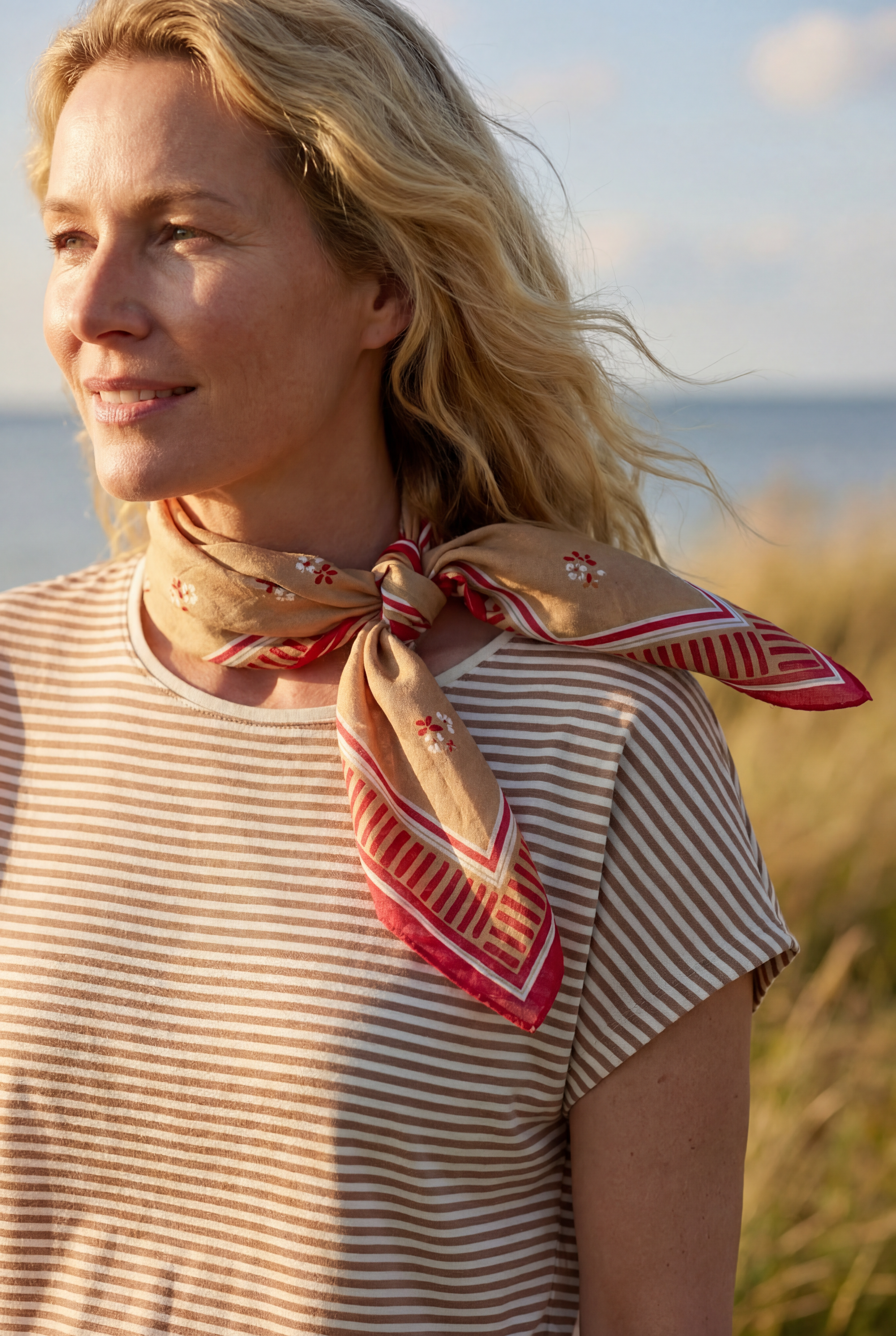 Marc O’Polo Damen Streifenshirt mit floralem Tuch – maritime Accessoires für den Sommer