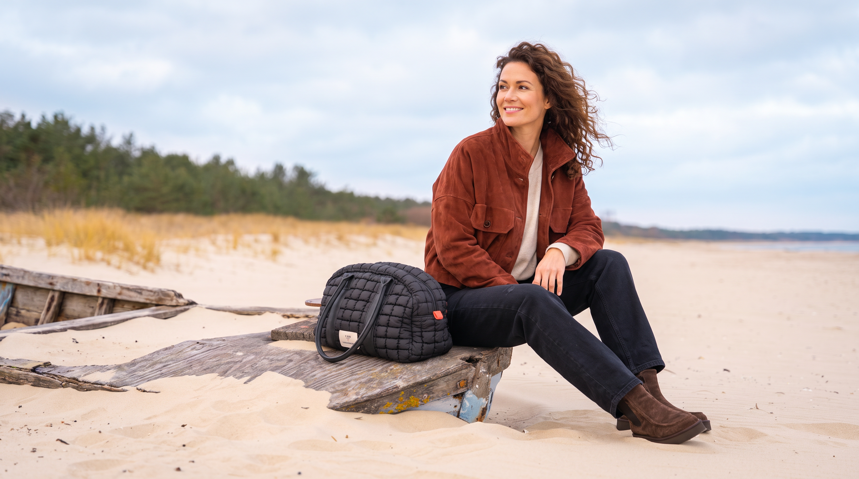 Model in Drykorn mahagoni Jacke am Strand