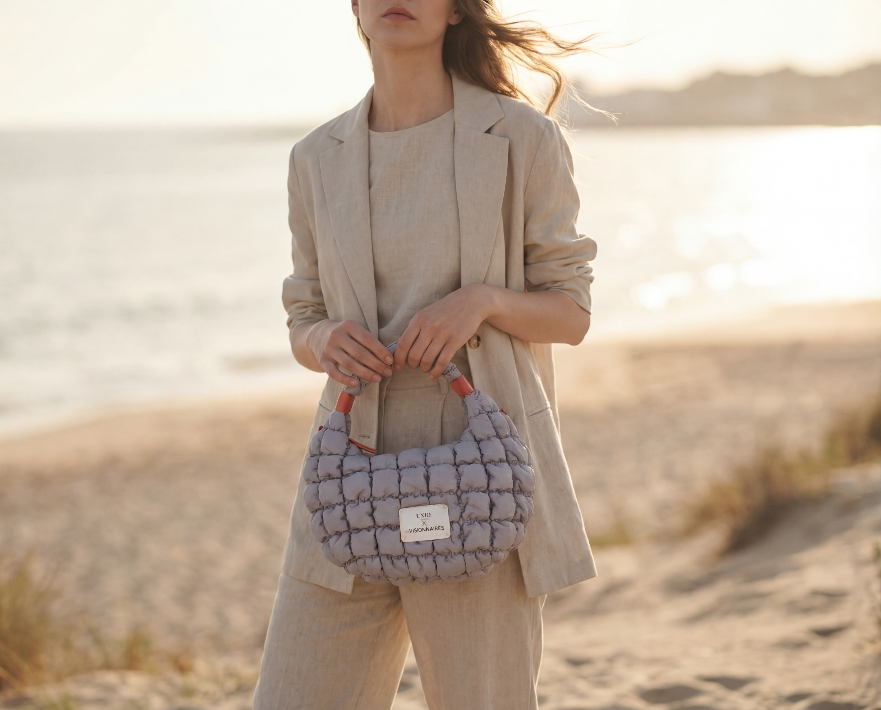 Frau mit unio hamburg x les visionnaires puffy bag am strand Kitzbuehel S Bubble