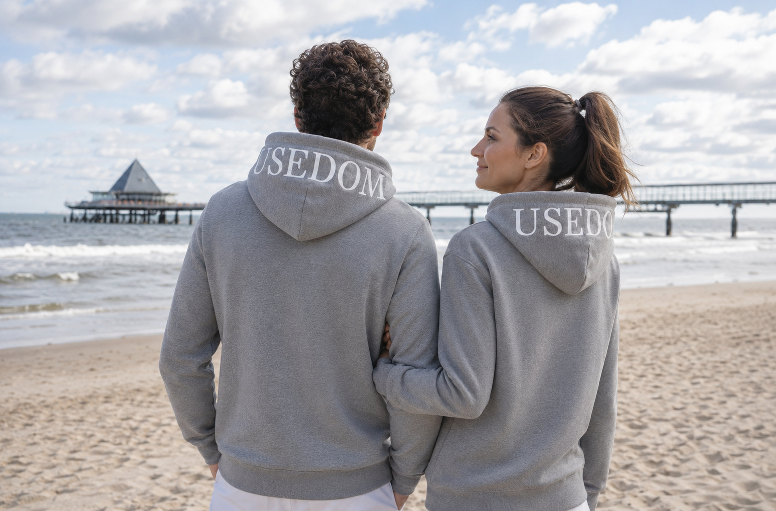 Paar im Unisex Usedom Hoodie von Marc O’Polo in Heringsdorf