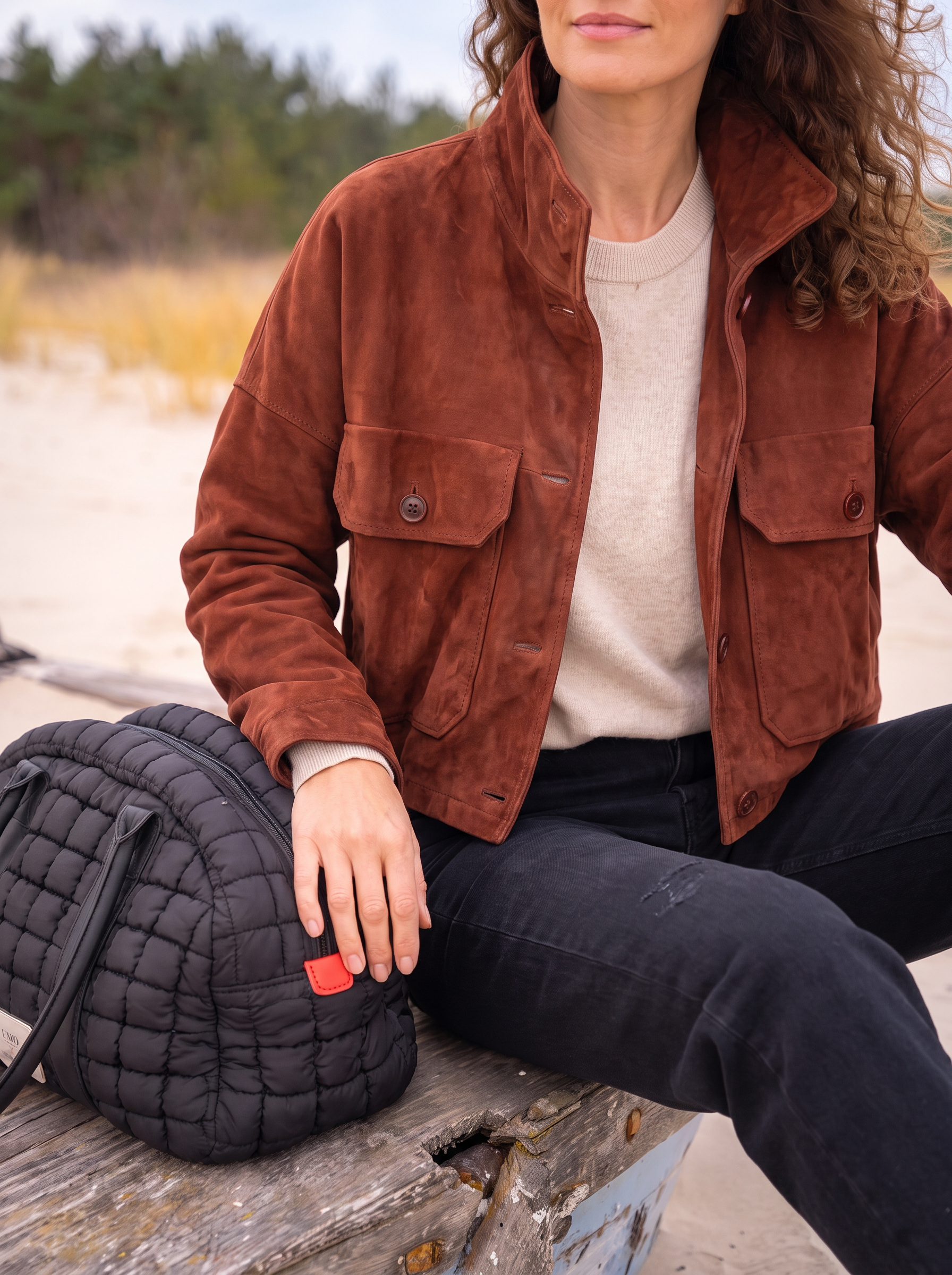 Model in Drykorn mahagoni Jacke am Strand