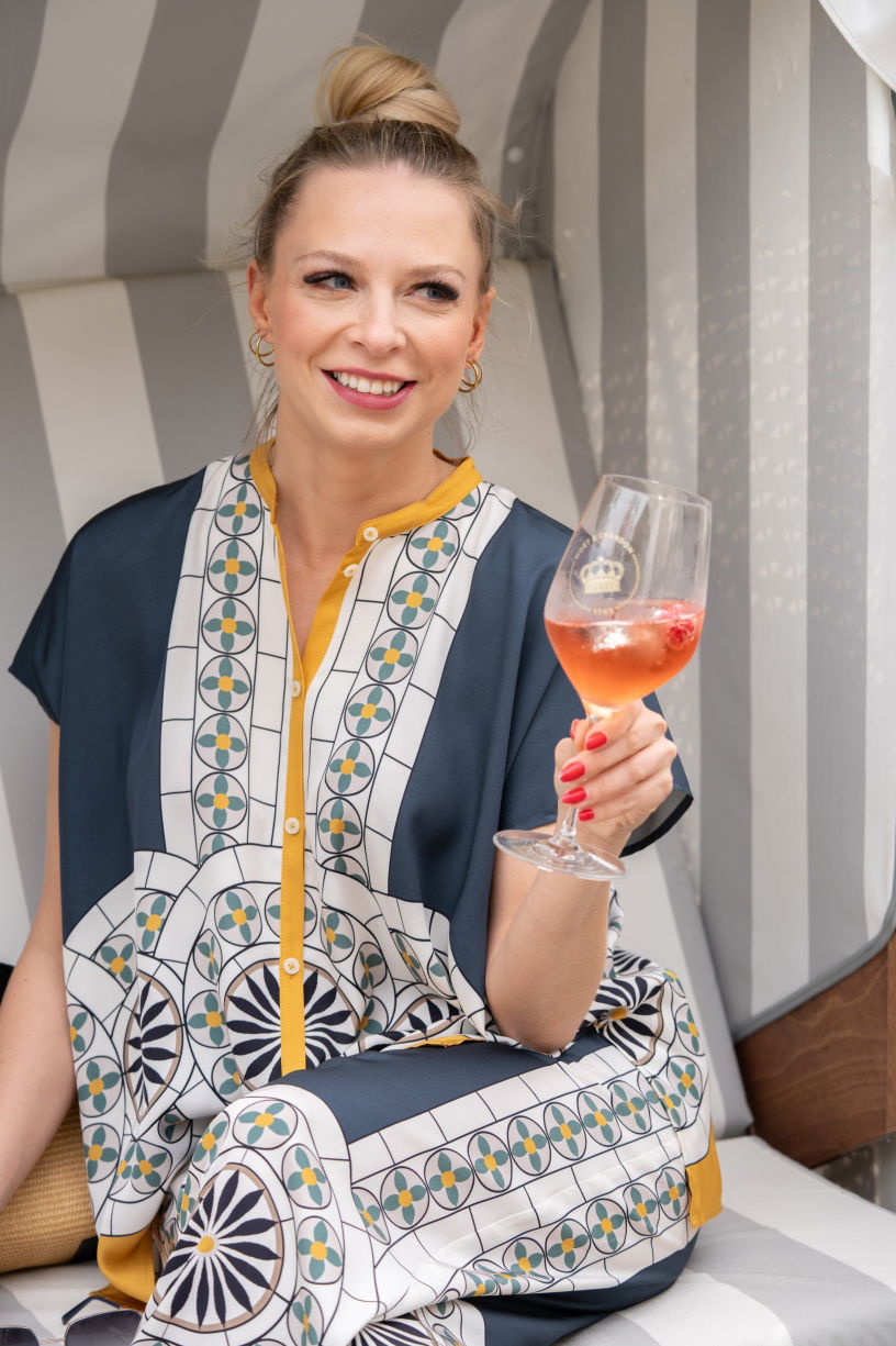Frau in leichter Sommerbluse