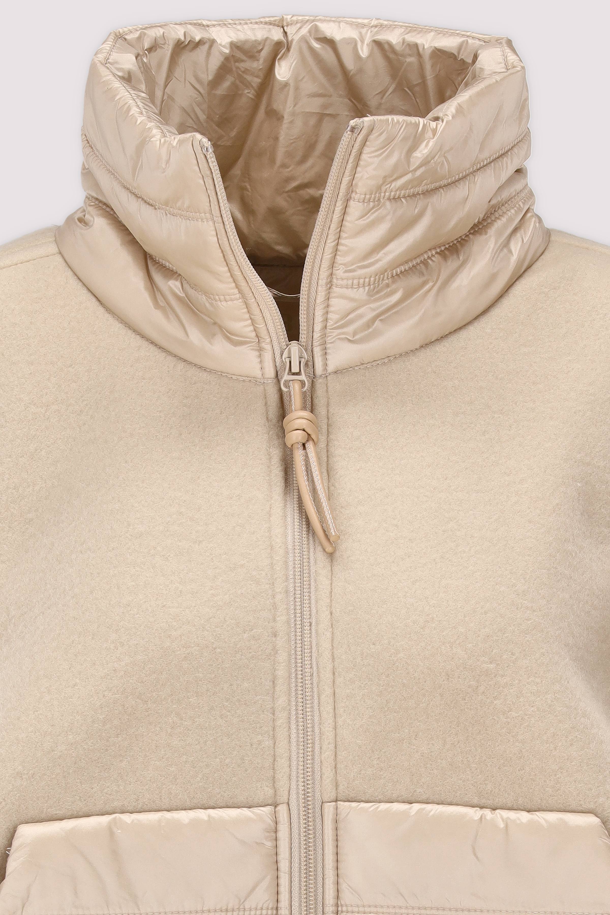 Deblon Sports - Bequemer Cape in Sand von Deblon Sports