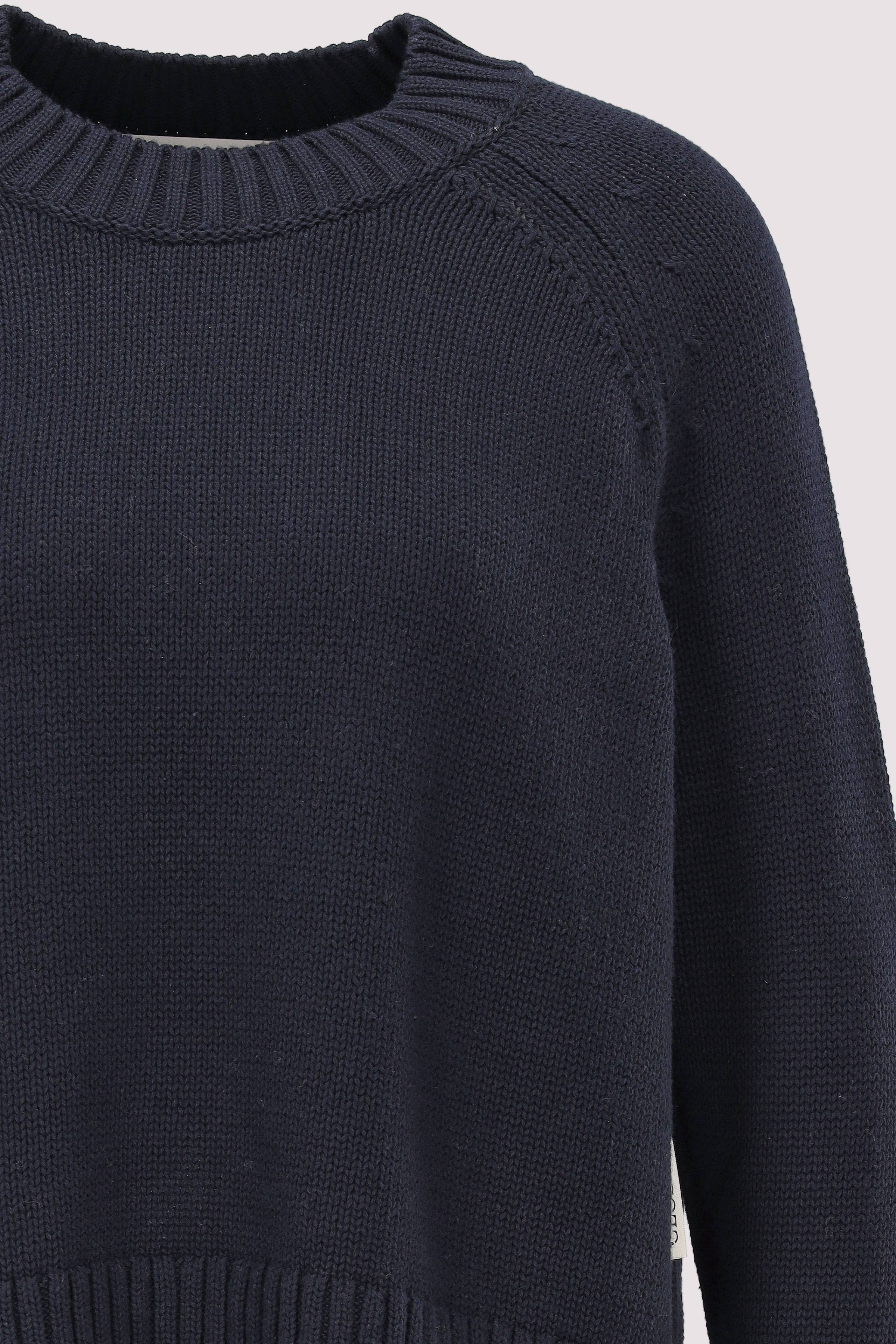Closed - crew neck long sleeve Closed - crew neck long sleeve