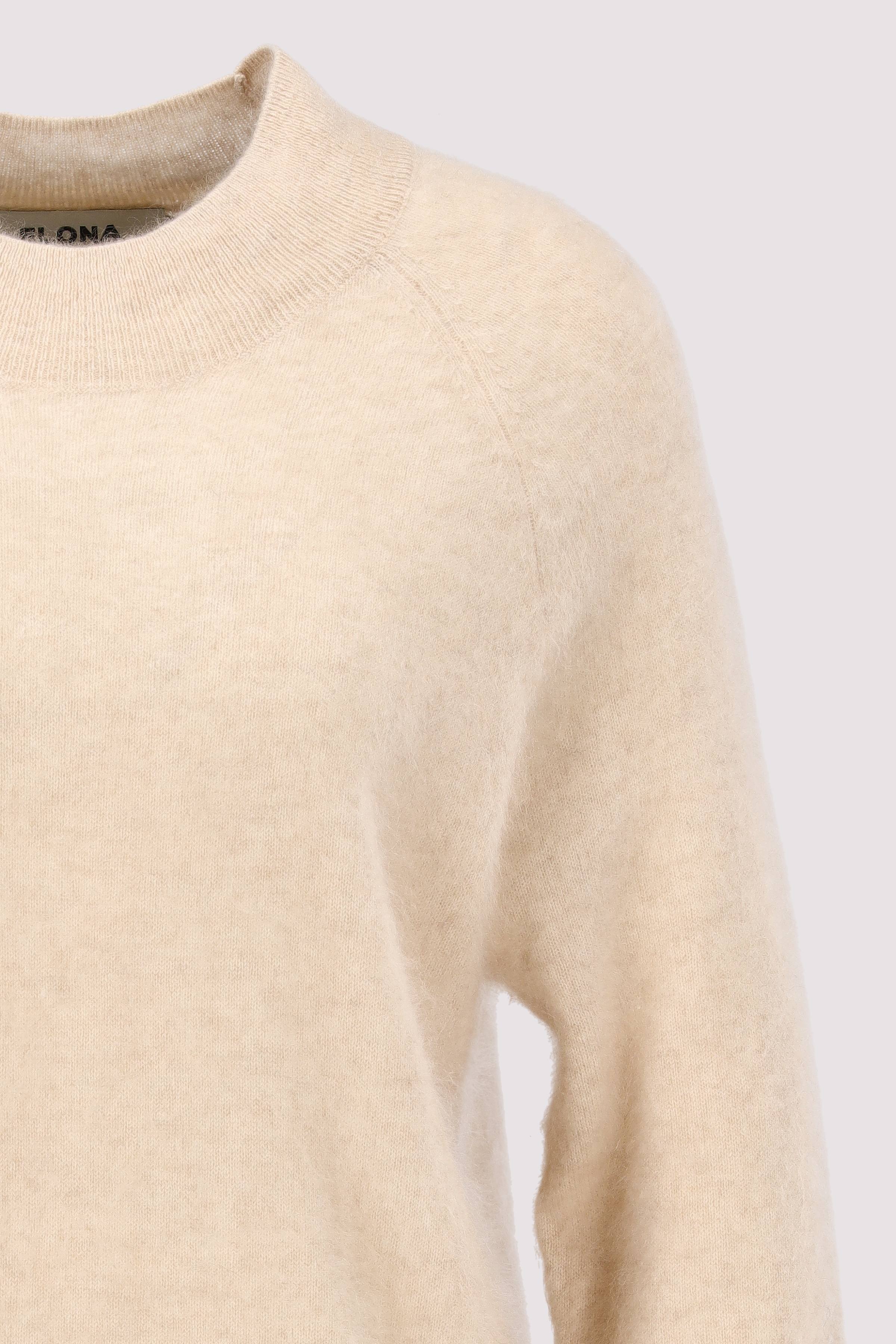 Flona - Roundneck Fluffy